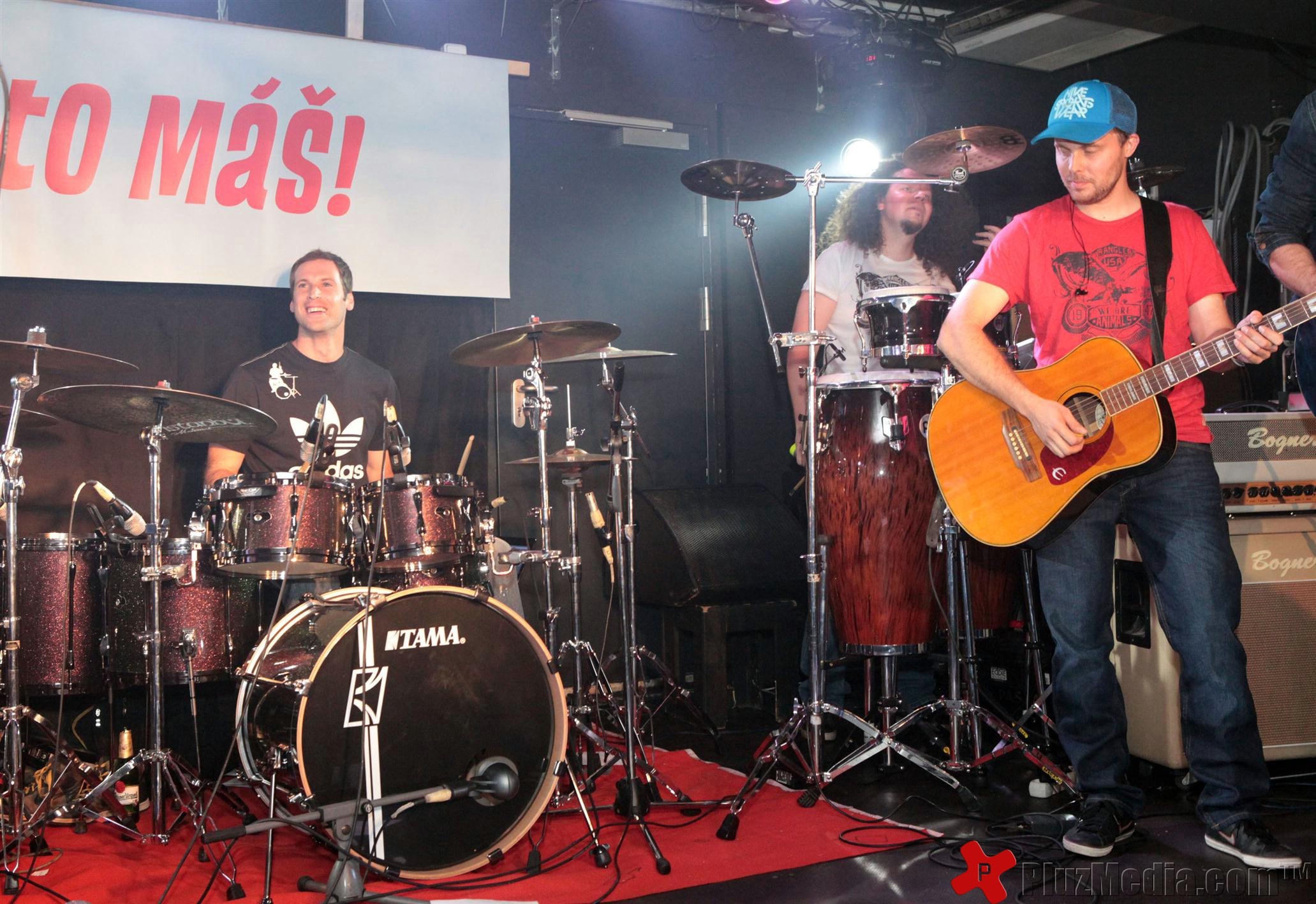 Petr Cech plays the drums with Czech rock band 'Eddie Stoilow' - Photos | Picture 98781